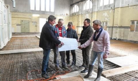 Bauberatung im ehemaligen Naumburger Turbinenhaus, das zum Kunst- und Kulturzentrum umgebaut wird: Architekt Matthias Tränkner (v.l.), Ralf Lange, Ingolf Schütze, Frank Kühling und Bauherr Thomas Burkhardt.