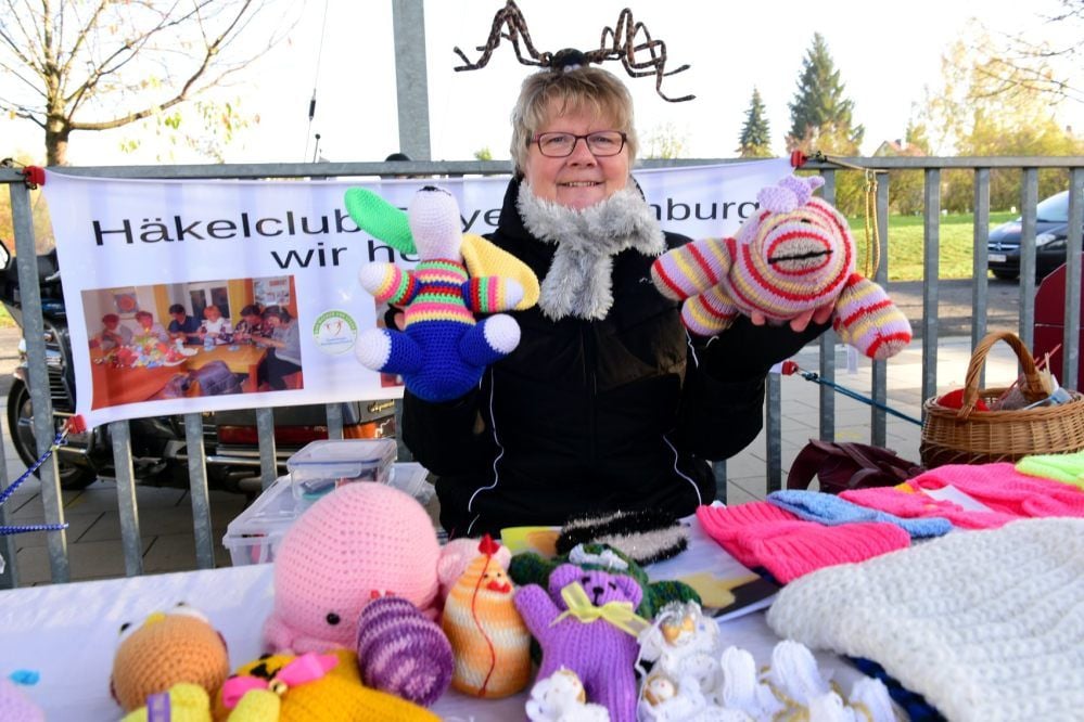 An ihrem kleinen Stand bietet Eveline Fulczyk Sachen aus eigener Nadel und von weiteren Unterstützerinnen an.