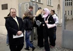 Der Bezirksbürgermeister des Berliner Stadtbezirkes Neukölln, Heinz Buschkowsky (l.), steht am 30. März 2006 vor dem Eingang der Rütli-Hauptschule, die in die Schlagzeilen geraten ist. (Foto: dpa)