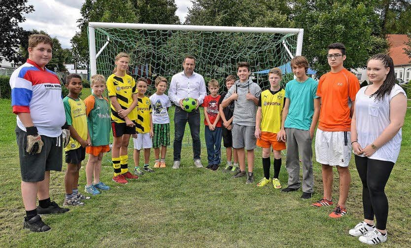 Carsten Desparade inmitten der begeisterten Kicker des Heimes.