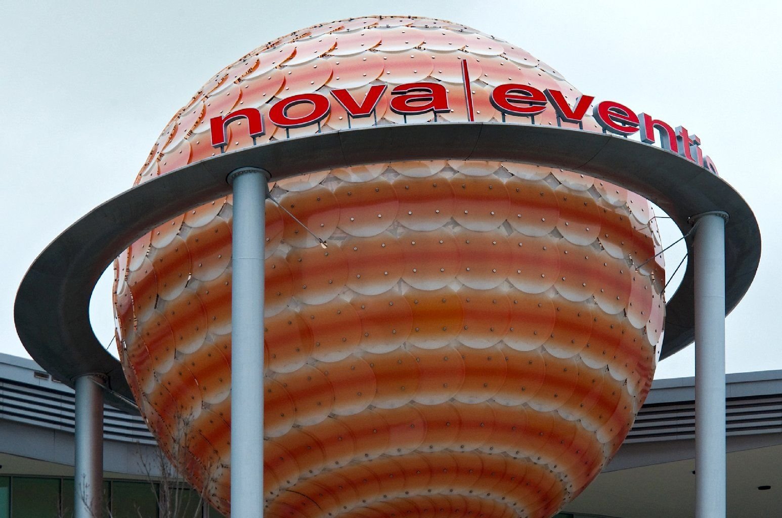 Die Kugel im Eingangsbereich des Einkaufsparkes Nova Eventis in Günthersdorf.
