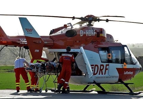 Ein Hubschrauber der Luftrettung steht am Straßenrand.