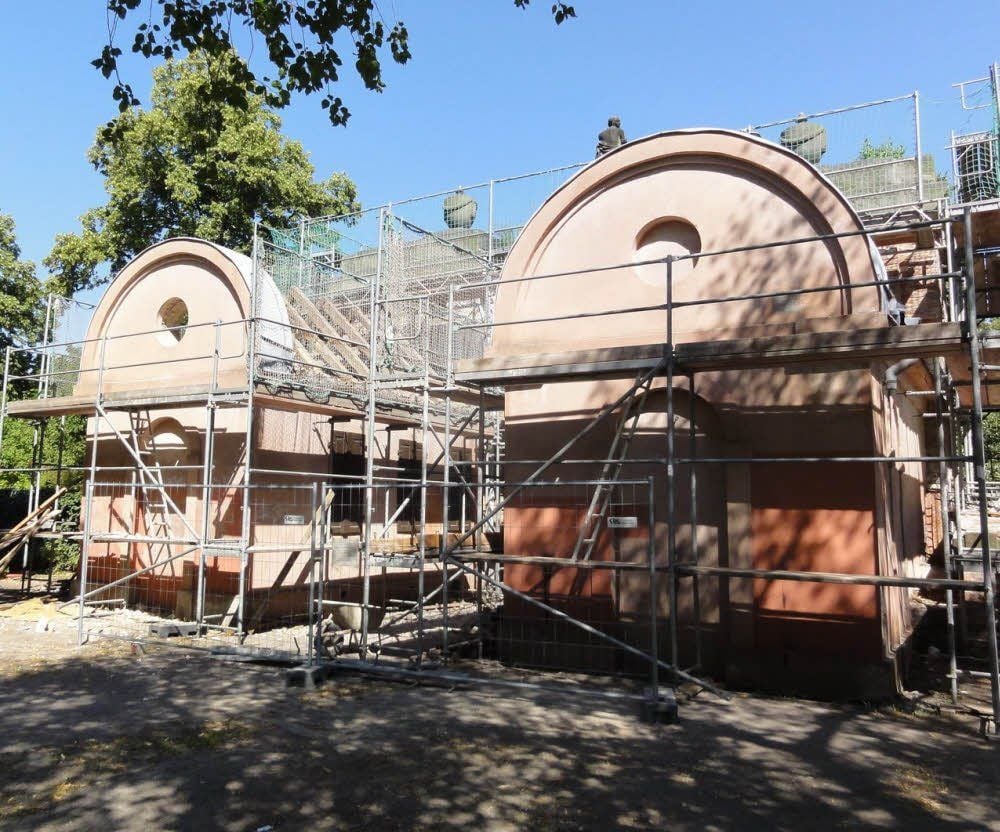 Am Erdmannsdorff-Portal des historischen Friedhofs in Dessau ist die CBM aus Coswig derzeit tätig.