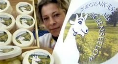 Die Betriebsleiterin Kerstin Rutter von der Käserei Seelow GmbH zeigt verschiedene Käsesorten aus Ziegenmilch. Zusätzlich zum bisherigen Produktionsprofil soll im brandenburgischen Seelow die Verarbeitung von Ziegenmilch wieder aufgenommen werden. (Foto: dpa)