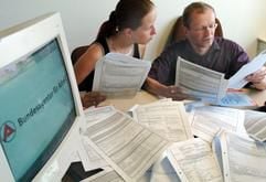 In der Arbeitsagentur in Leipzig spricht am Mittwoch (21.07.2004) der aus Hannover stammende Berater für Arbeitslosengeld II-Empfänger, Herbert Oppermann, mit der Leipziger Fachangestellten für Arbeitsförderung, Candy Oelhausen über den Antrag zum Arbeitslosengeld II. Der 47-Jährige Bundesbeamte, der seit einem Jahr ohne Job ist und seitdem von der Telekom-Auffanggesellschaft Vivento seine Bezüge weiter erhält, gehört zu den 53 Beratern, die für ein Jahr befristet als Helfer bei der Arbeitsagentur in Leipzig beschäftigt sind. Die Bundesagentur für Arbeit (BA) hat für die Beratung zum Arbeitslosengeld II 3000 Beamte von der Telekom-Auffanggesellschaft Vivento ausgeliehen. 2500 von ihnen sind auf die einzelnen Arbeitsagenturen verteilt. 800 davon in Ostdeutschland. (Foto: dpa)