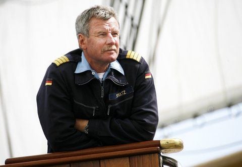 Kapitän zur See, Norbert Schatz, Kommandant des Schulschiffes der Bundesmarine, der «Gorch Fock», steht im August 2008 auf der Reise von Warnemünde nach Kiel in der Ostsee an Bord der Gorch Fock auf der Brücke. (FOTO: DPA)