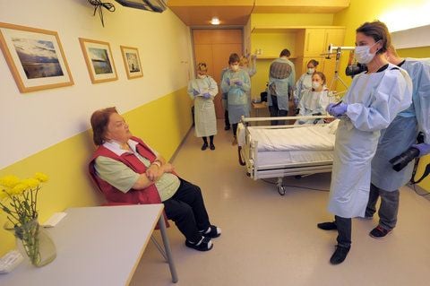 In der Klinik für Frauenheilkunde und Geburtshilfe des Universitätsklinikums in Dresden gibt Irmtraud Eichler (l.) eine Pressekonferenz. Ihr wurde Anfang Oktober aus dem Bauch ein 28 Kilo schwerer, sogenannter Borderline-Tumor entfernt. (FOTO: DPA)