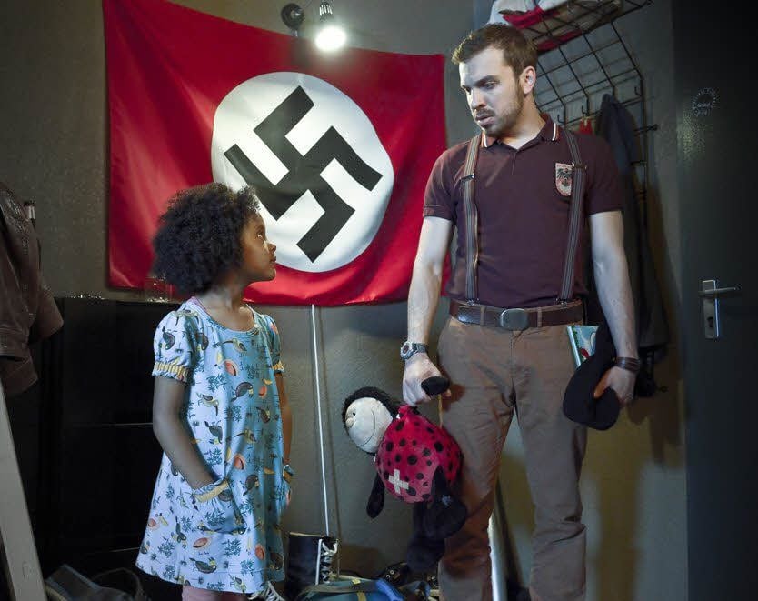 Was guckst du? Lara (Nomie Lane Tucker) und Thomas (Edin Hasanovic) können es beide nicht fassen, dass sie Tochter und Vater sind.