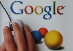 Eine Hand ruht auf einem Google-Mousepad. Google bekommt neue Konkurrenz: Der Gründer des freien Online-Lexikons Wikipedia, Jimmy Wales, arbeitet an einer Suchmaschine, die den Marktführern Google und Yahoo Konkurrenz machen soll. (Foto: dpa)