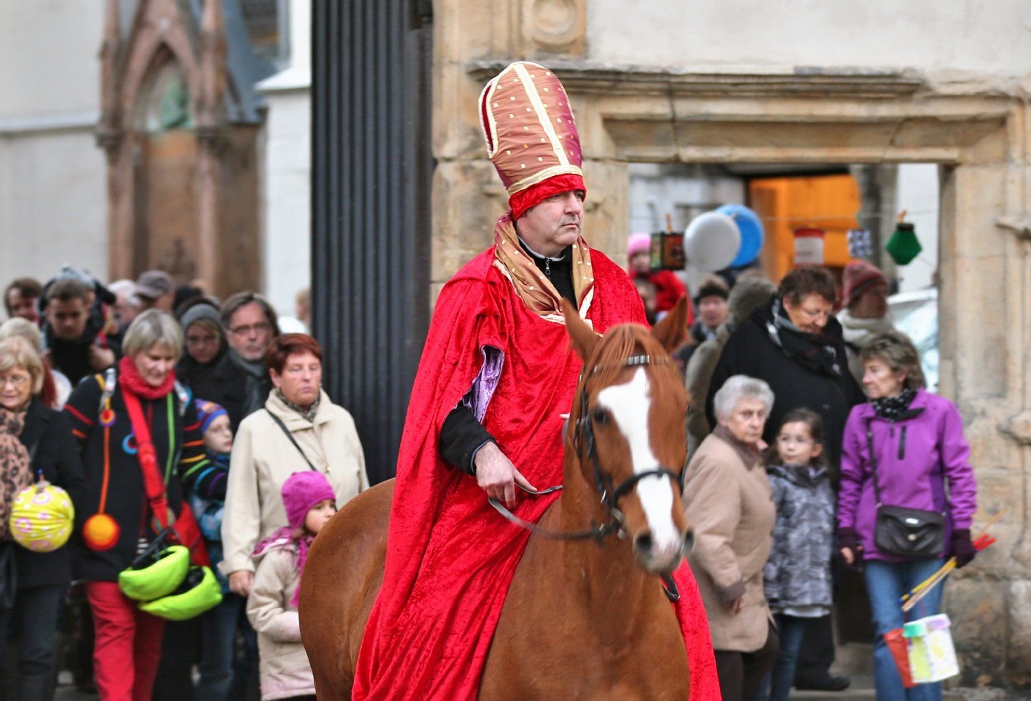 Der als St. Martin verkleidete Uwe Schurig führt am 11.11.2013 einen St. Martins-Umzug durch Halle (Sachsen-Anhalt) an. Nach altem Brauch ziehen rund um den Martinstag Kinder und Erwachsene mit Laternen durch die Straßen, sie erinnern damit an den heiligen Martin.