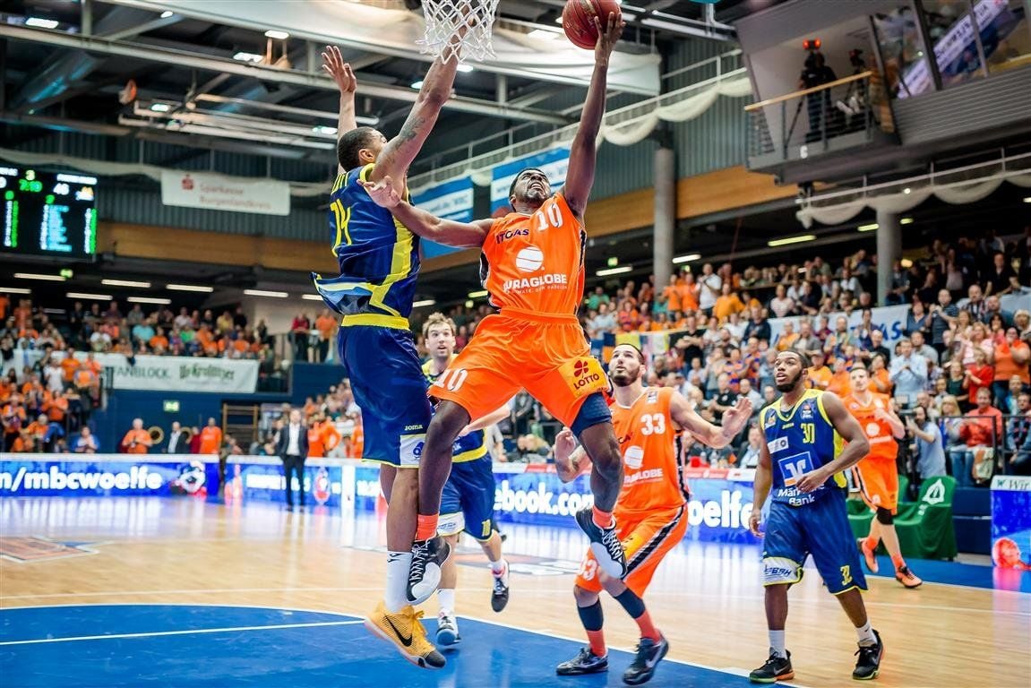 Chris Otule (MBC) mit 16 Punkten und 6 Blocks