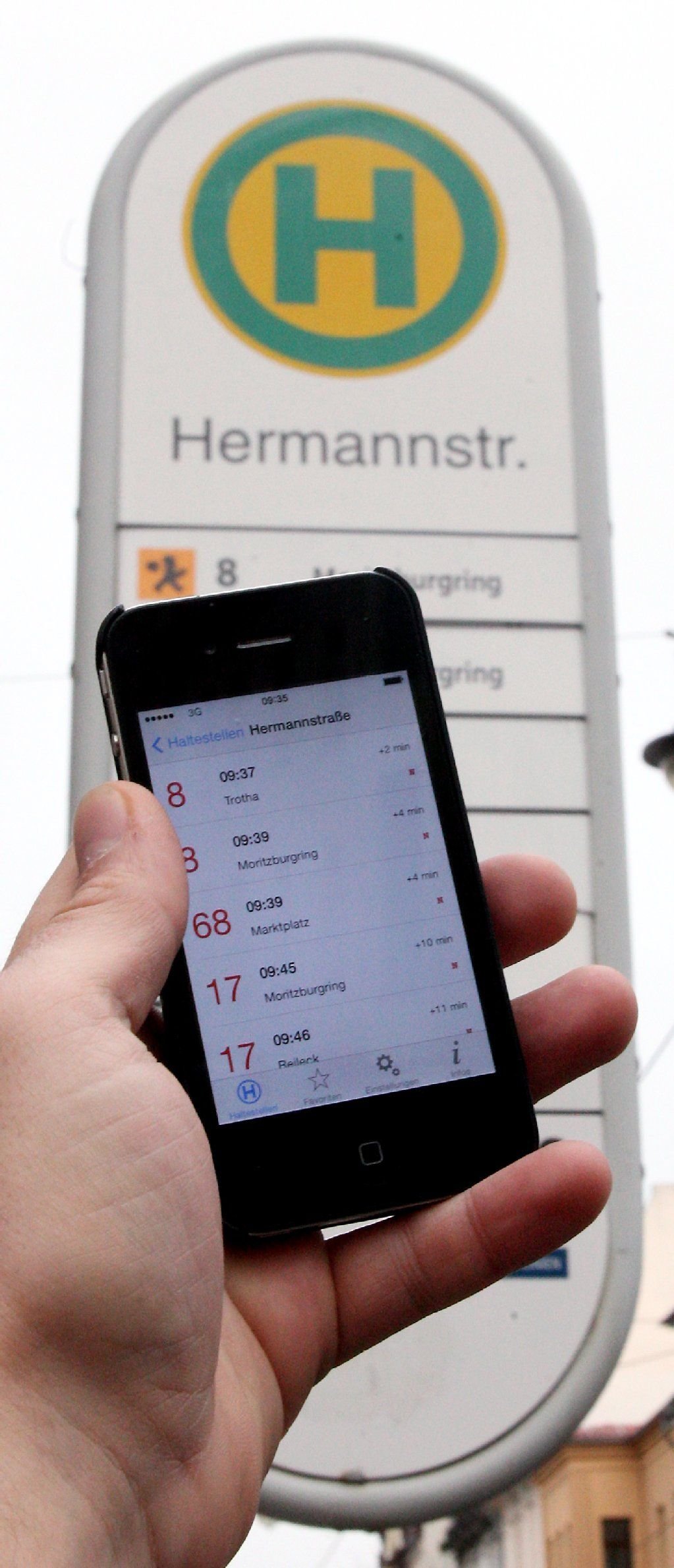 Test an der Haltestelle Hermannstraße in Halle.
