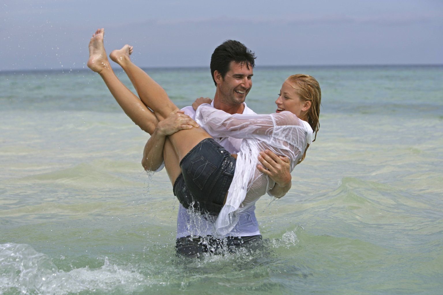 Urlaubszeit bedeutet für viele Deutsche laut Umfrage Zeit, zu flirten.