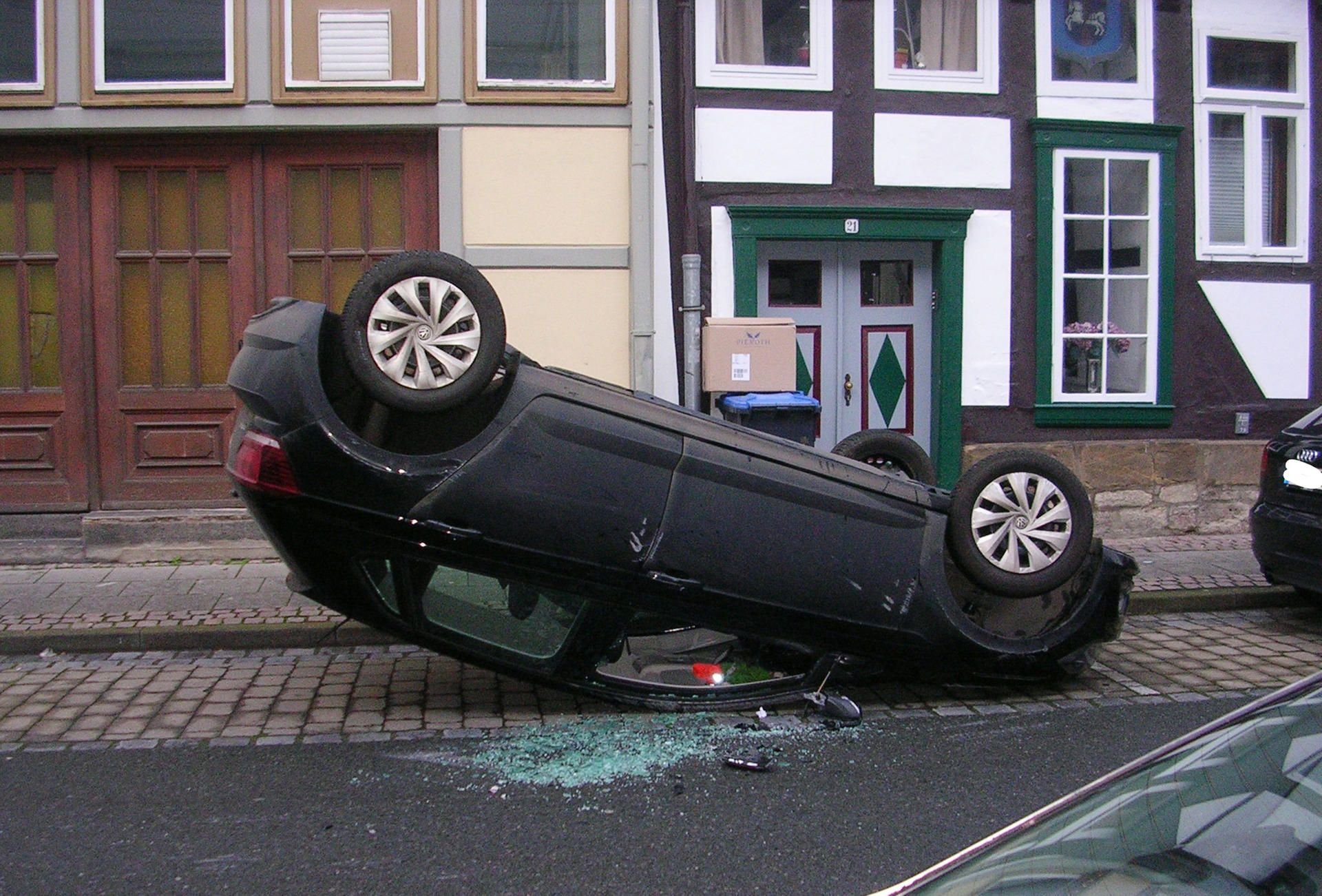 Wolfenbüttel: Ein PKW liegt nach einem Unfall kopfüber auf dem Parkstreifen einer kleinen Straße in der Innenstadt.