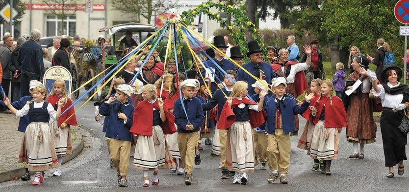 Grundschüler aus Waldersee tanzten über den Asphalt.
