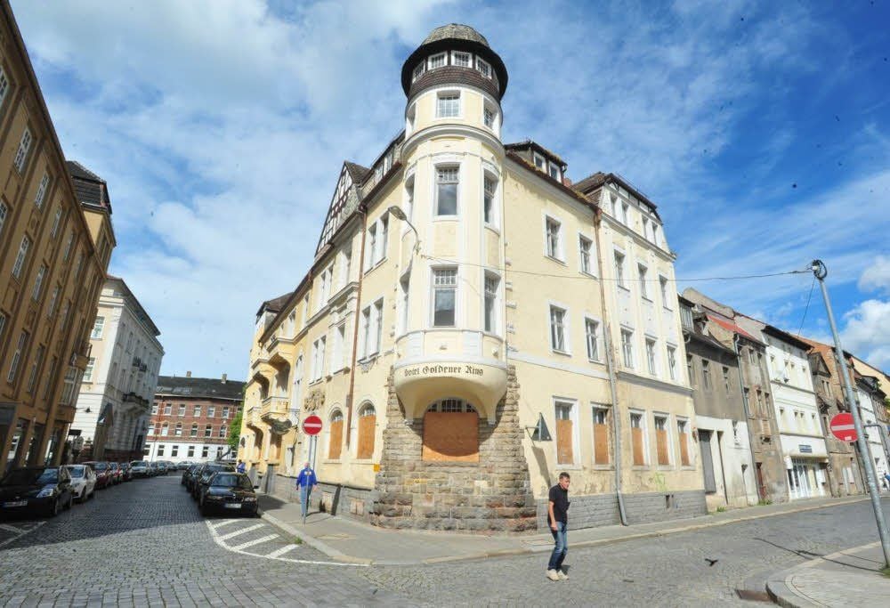 In der Jüdenstraße 51, dort, wo sich das frühere Hotel „Goldener Ring“ befindet, hat das Elternhaus des berühmten Komponisten Heinrich Schütz (1585 bis 1672) gestanden. Eine Gedenktafel erinnert heute noch daran.