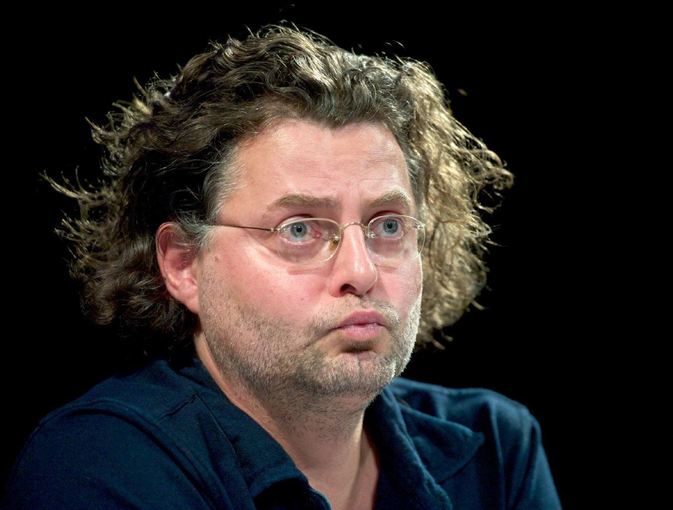Der Intendant Sebastian Hartmann sitzt bei der Jahrespressekonferenz des Centraltheaters in Leipzig (Sachsen) auf der Bühne.