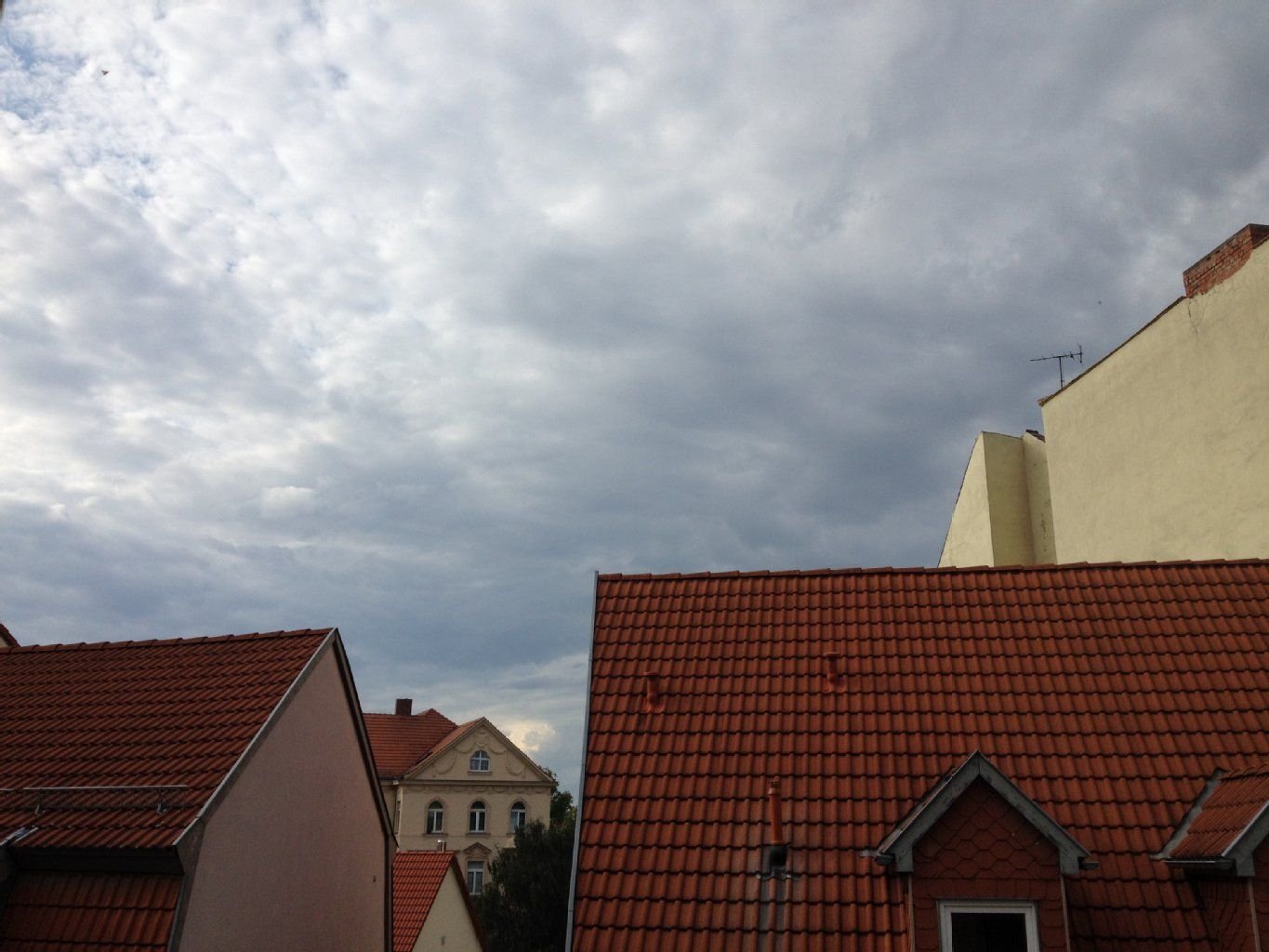 Immer wieder ziehen dunkle Wolken über Zeitz, aber noch sieht alles nach einem ruhigen Sommerabend aus. Dennoch gibt es eine Unwetterwarnung.