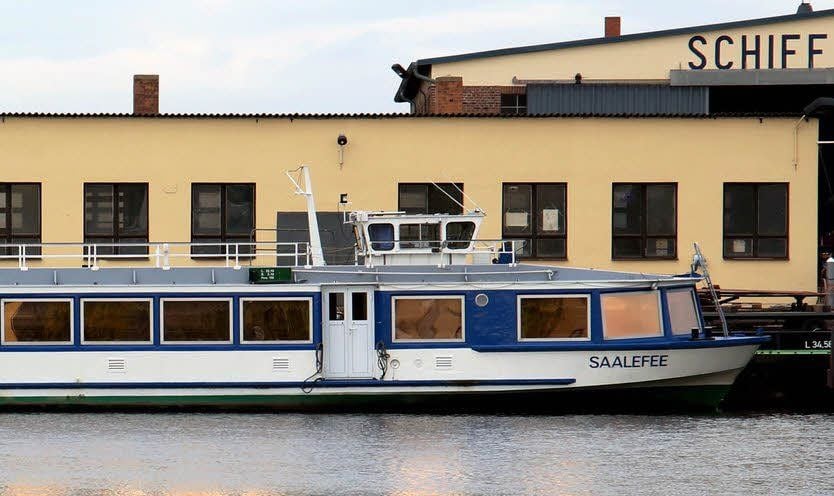 Die „Saalefee“ liegt derzeit in Mukrena vor Anker.