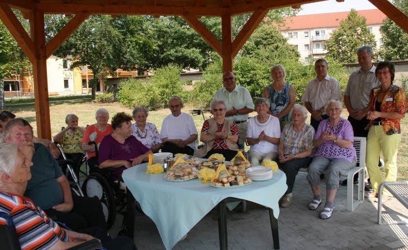 Eine gemütliche Kaffeestunde umrahmt die feierliche Übergabe des Seniorengartens am Jessener Feierabendheim.
