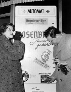 Auf der Frühjahrsmesse in Frankfurt am Main im Jahr 1955 wird ein neuer Automat für Dosenbier vorgestellt. (Foto: dpa)