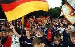 Deutsche Fans halten auf der Moorweide in Hamburg Schals und Fahnen in die Höhe. (Foto: dpa)