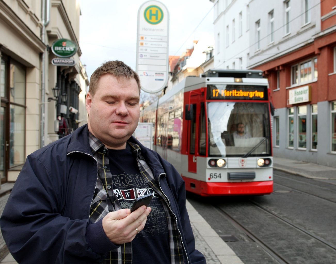 Der Hallenser Michael Schulz hat eine eigen iPhone-App für die Fahrplanauskunft der Straßenbahn entwickelt.