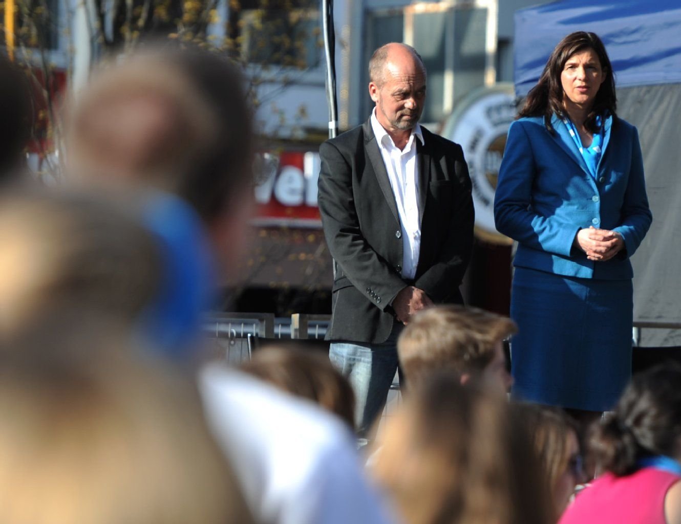 Theaterbesitzer Corny Littmann und Katrin Göring-Eckardt, Präsidiumsvorstand des Deutschen Evangelischen Kirchentags, beten während des Eröffnungsgottesdienstes auf der Reeperbahn in Hamburg.
