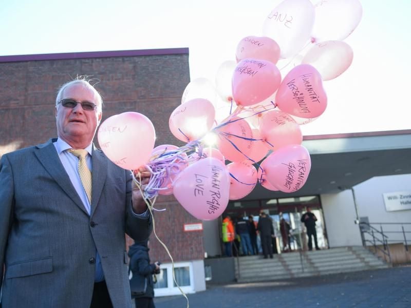 Erich Spamer steht mit rosa Luftballons für eine Kundgebung gegen die NPD vor der Willi-Zinnkann-Halle. Foto: Arne Dedert/Archiv