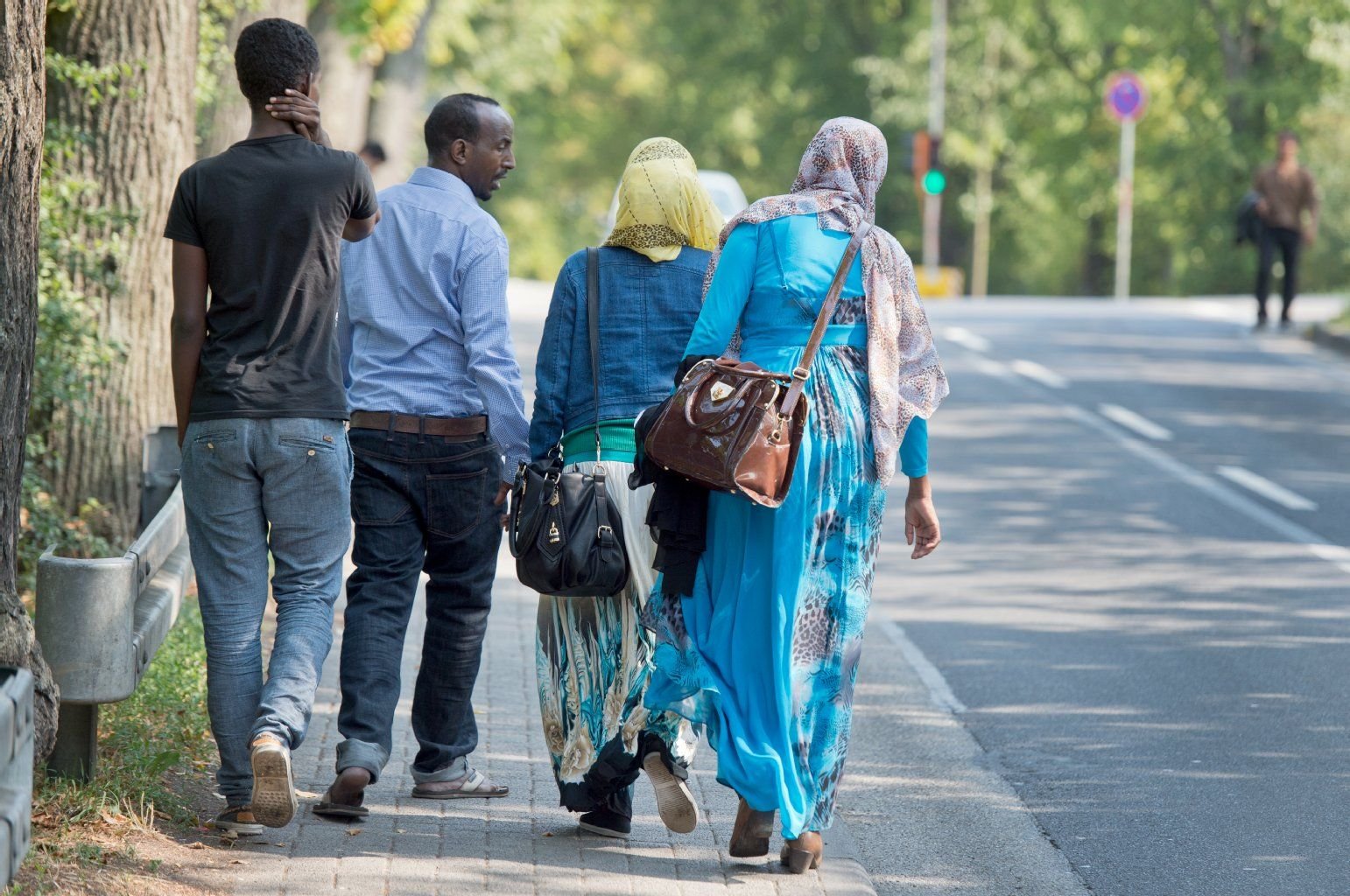 Flüchtlinge gehen zu einer Flüchtlingsunterkunft.