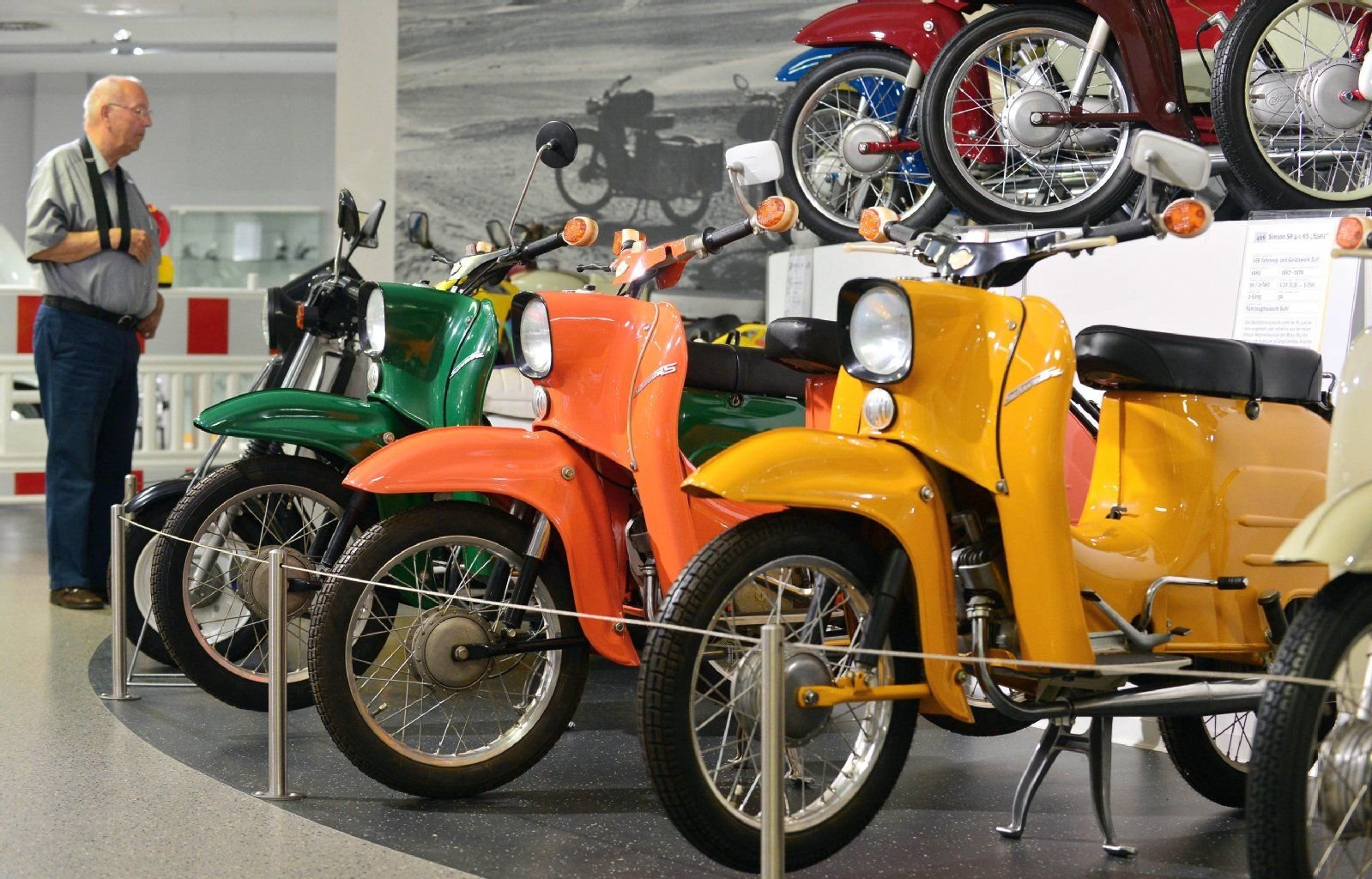 Modelle der Simson Schwalbe im Fahrzeugmuseum in Suhl (Thüringen).