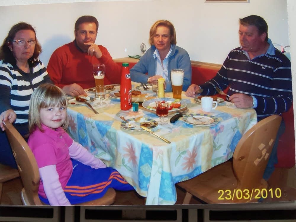 Karin Riese (li.) war mit ihrer Enkelin und ihrem Mann schon zu Gast beim Sänger der Kastelruther Spatzen, Norbert Rier (2. von links) und seiner Frau Isabella.