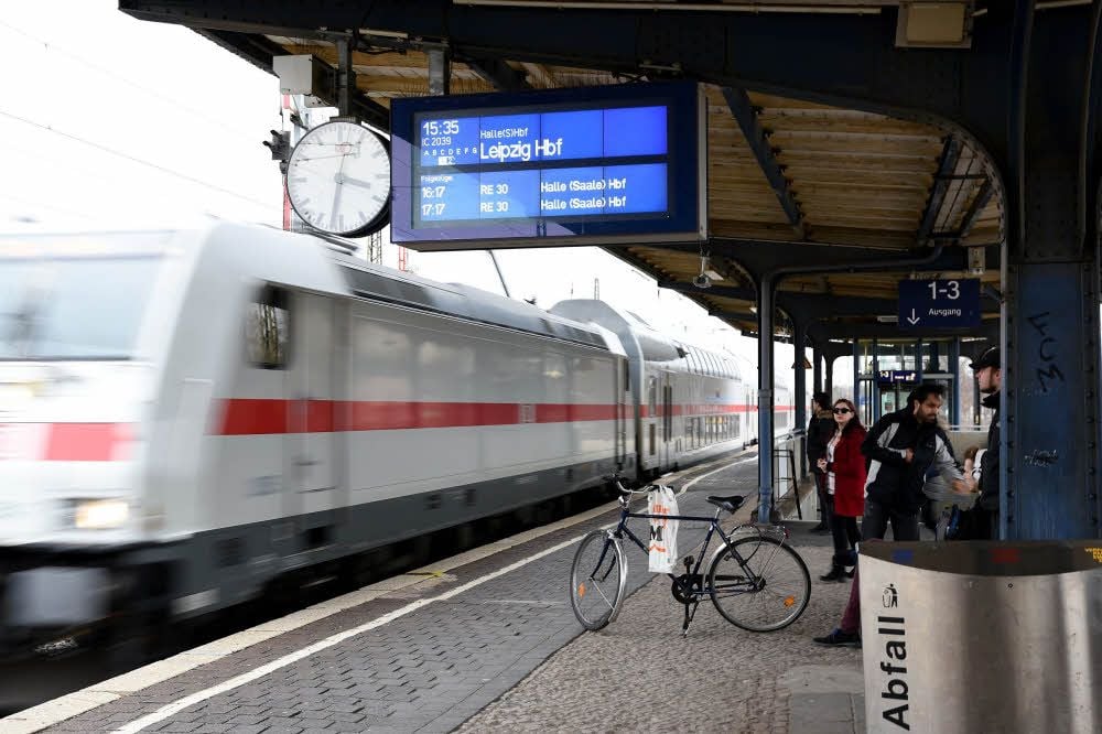 Ein Intercity (IC) nach Leipzig fährt am Donnerstagnachmittag in den Köthener Bahnhof ein.