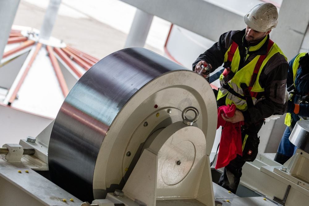 Beim Einbau ist trotz der Größe der Bauteile höchste Genauigkeit gefragt.