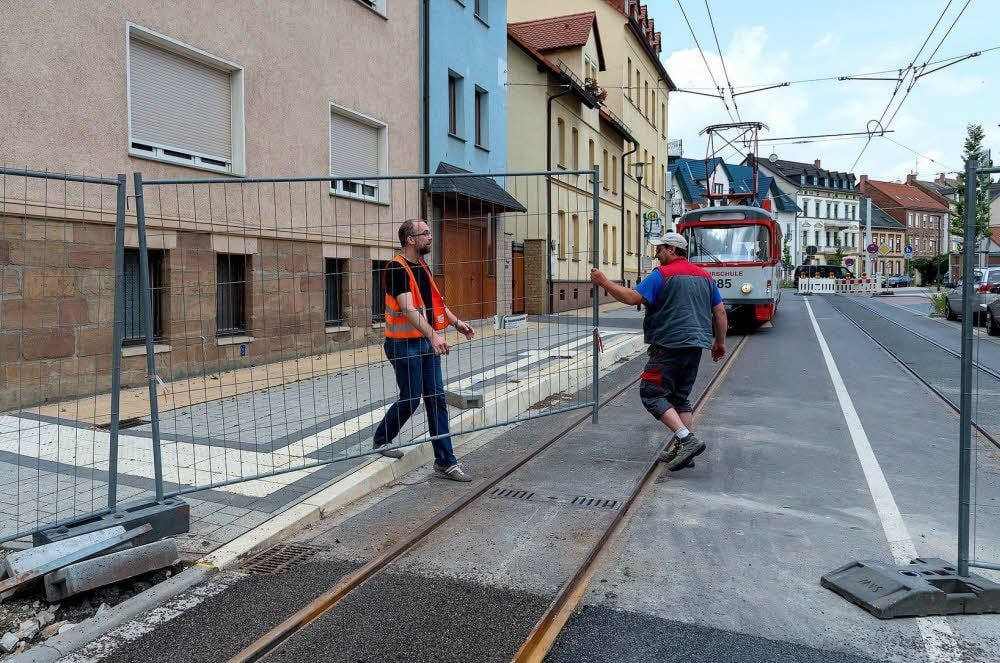 Frieder Reißer (links) und André Zander öffnen an der Weißen Mauer die Absperrung für die alte Tatra-Bahn.