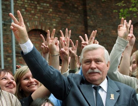Der frühere polnische Präsident Lech Walesa jubelt bei einer Veranstaltung zum 25. Jahrestag der Gründung der Gewerkschaft Solidarnosc auf der Danziger Werft (Archiv 30.08.2005.) (FOTO: DPA)