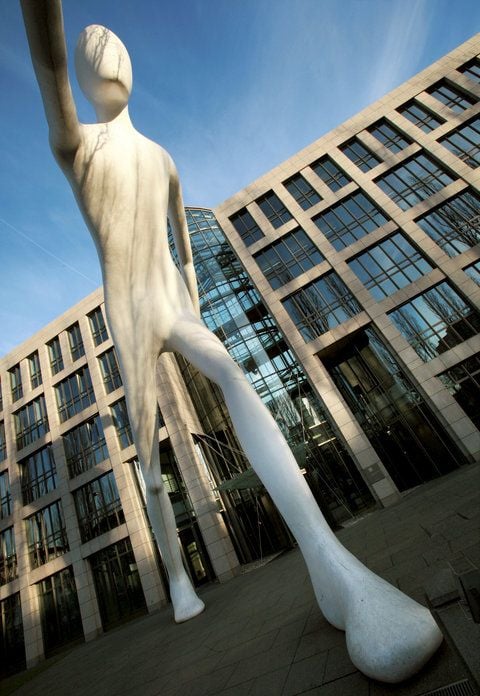 Die Skulptur «Walking Man» vor der Zentrale der Munich Re. (FOTO: DPA)