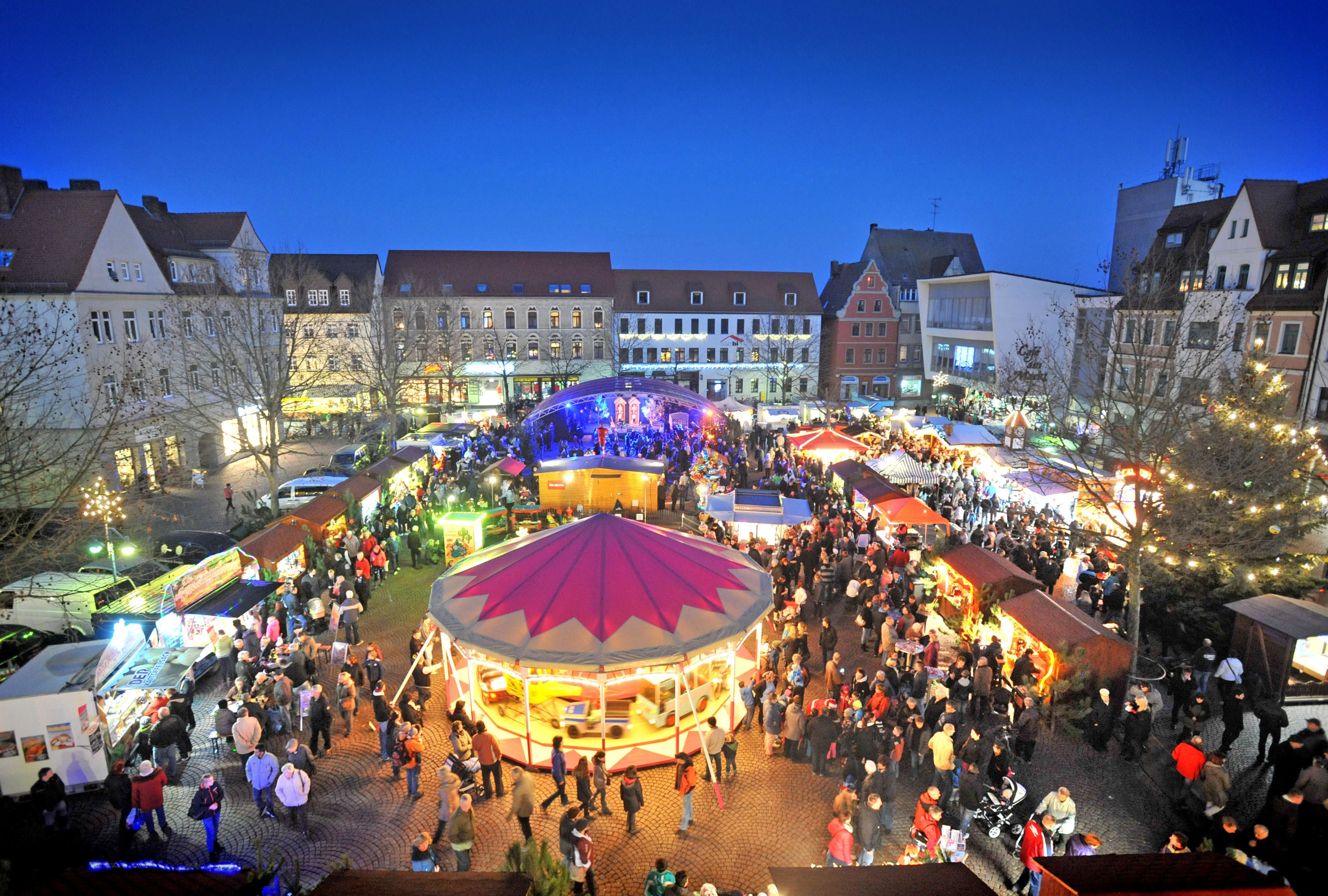 Der Weihnachtsmarkt auf dem Marktplatz Bitterfeld.