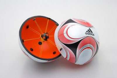 Der vom Sportartikelhersteller adidas entwickelte Chip-Ball (FOTO: DPA)