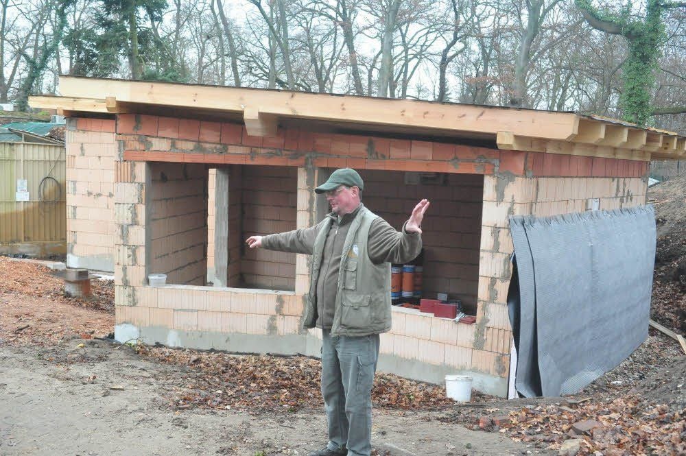 Tierparkchef Mario Lindemann vor dem Rohbau des neuen Affenhauses