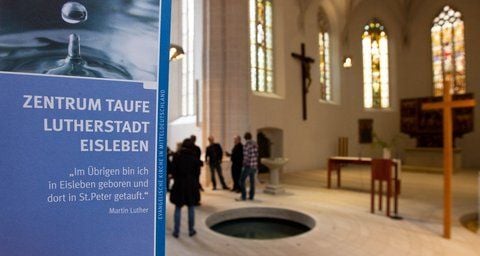 Blick in das Schiff der Sankt Petri-Pauli-Kirche in Eisleben. Der Reformator Martin Luther wurde in dieser Kirche am 11. November 1483 getauft. (FOTO: DPA)