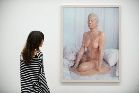 Eine Frau betrachtet in der Ausstellung «Nude Visions in Leipzig die Fotografie »Puddle 1« (1997) von Jeanne Dunning (USA). (FOTO: ZB-FUNKREGIO)