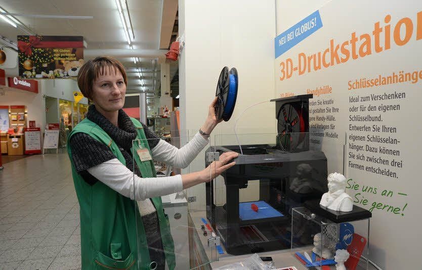 Maria Herdlitschke wechselt die Rollen des 3D-Druckers aus.