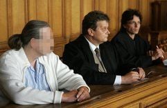 Der Ziehvater von Kevin, Bernd K. (l.), sitzt im Schwurgerichtssaal des Landgerichts in Bremen neben seinen Anwälten Thomas Becker und Jörg Hübel (r.) und erwartet den Urteilspruch. Er wurde zu zehn Jahren Freiheitsstrafe wegen Körperverletzung mit Todesfolge verurteilt. (Foto: dpa)