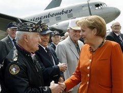 Bundeskanzlerin Angela Merkel begrüßt am 27. Mai auf ILA auf dem Flughafen Berlin-Schönefeld Veteranen der Berliner Luftbrücke, die vor einer Douglas DC-3 Dakota stehen. (Foto: dpa)