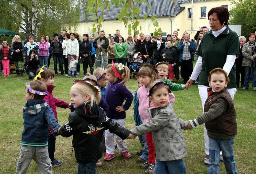 Auch wenn auf der Wiese noch keine Blüten zu sehen sind: Die jüngsten „Blumenkinder“ und ihre Kita-Freunde füllen das Festareal in Schweinitz mit Frühlingsstimmung.