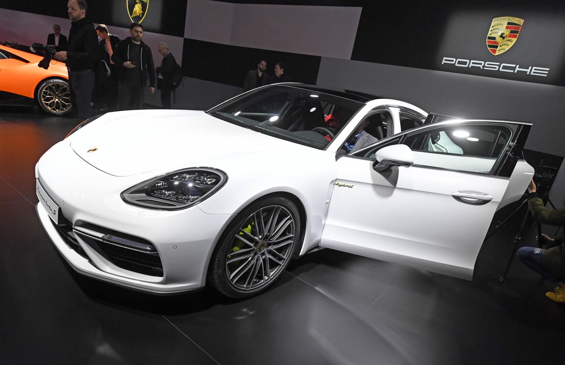 In Frankfurt hat die Polizei mehrere Empfänger von Sozialleistungen in Luxusautos erwischt - unter anderem in einem Porsche Panamera.