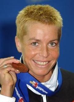 Grit Breuer zeigt bei der Hallen-WM 2003 ihre Medaille. (Foto: dpa)