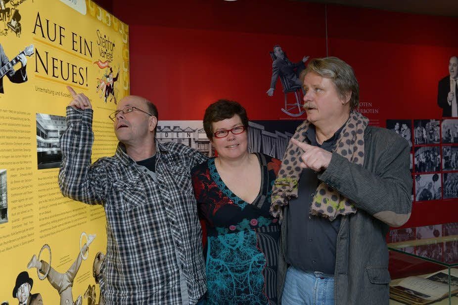 Ausstellungsmacher: Erik Neumann und Jane Unger vom Stadtmuseum mit Rudenz Schramm (rechts).