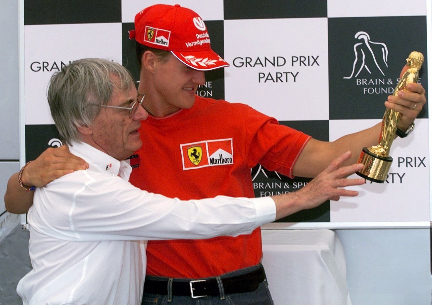 2001 in Spanien: Der damalige Formel 1-Chef Bernie Ecclestone (l.) und Michael Schumacher